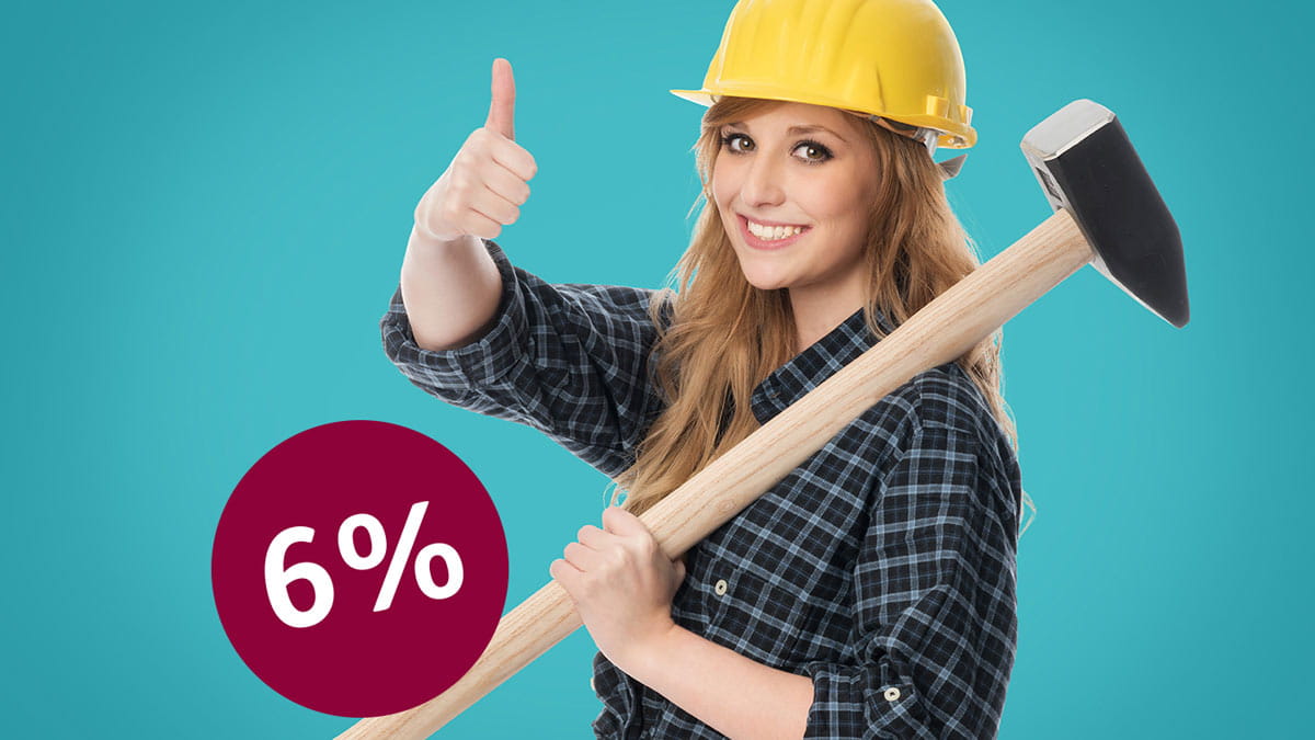 Eine Frau mit Arbeitsschutzhelm und Hammer auf der Schulter zeigt Daumen hoch. Im Vordergrund sehen Sie den Wert 6% rot unterlegt.